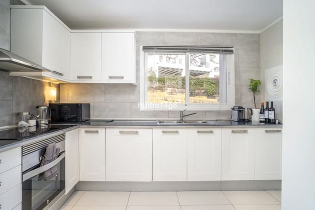 2 soverom Penthouse til salgs i Nueva Andalucia, Marbella med svømmebasseng garasje - € 745 000 (Ref: 8788640)