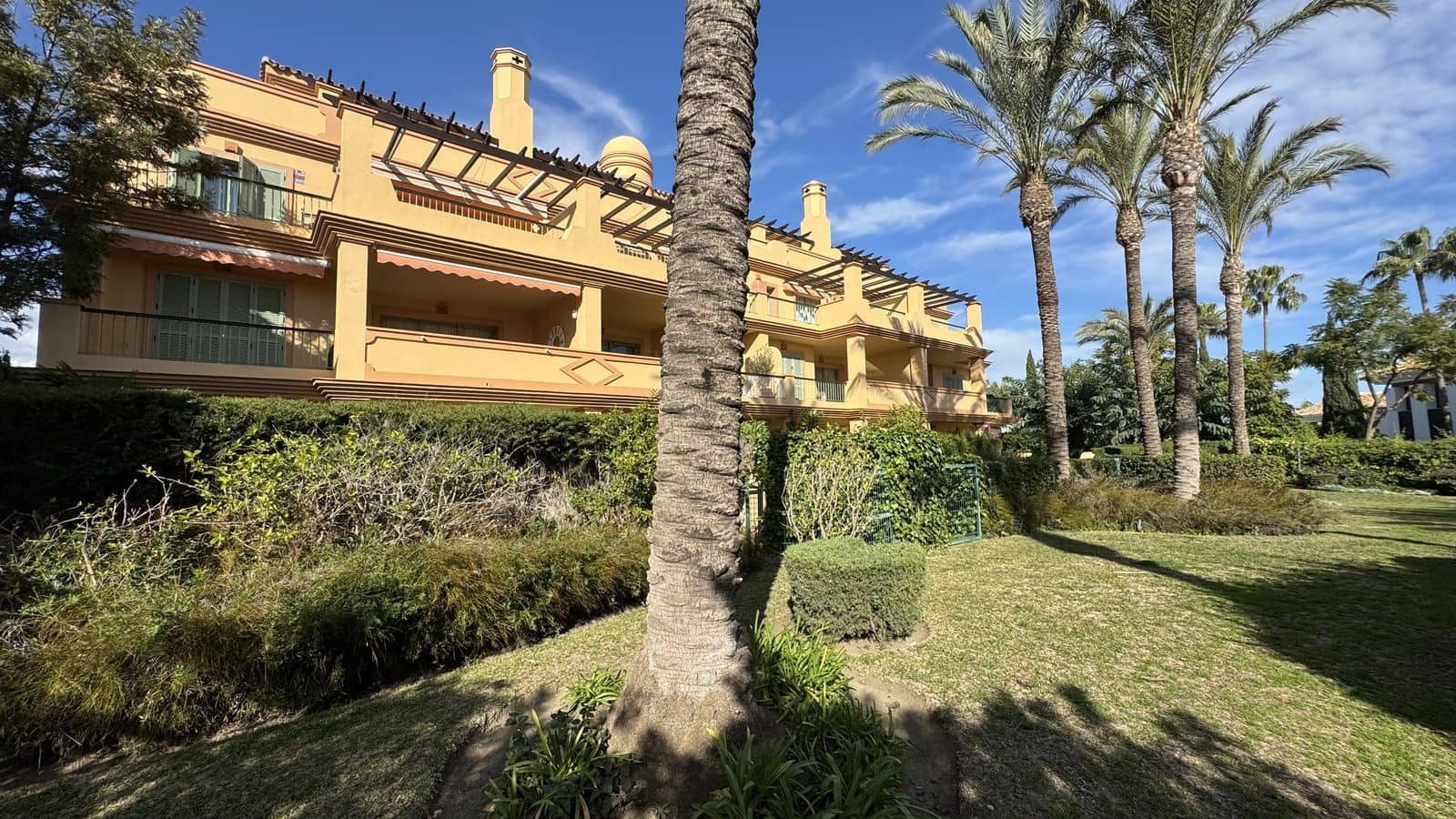 2 soveværelse Lejlighed til salg i Los Flamingos med swimmingpool garage - € 460.000 (Ref: 8790358)