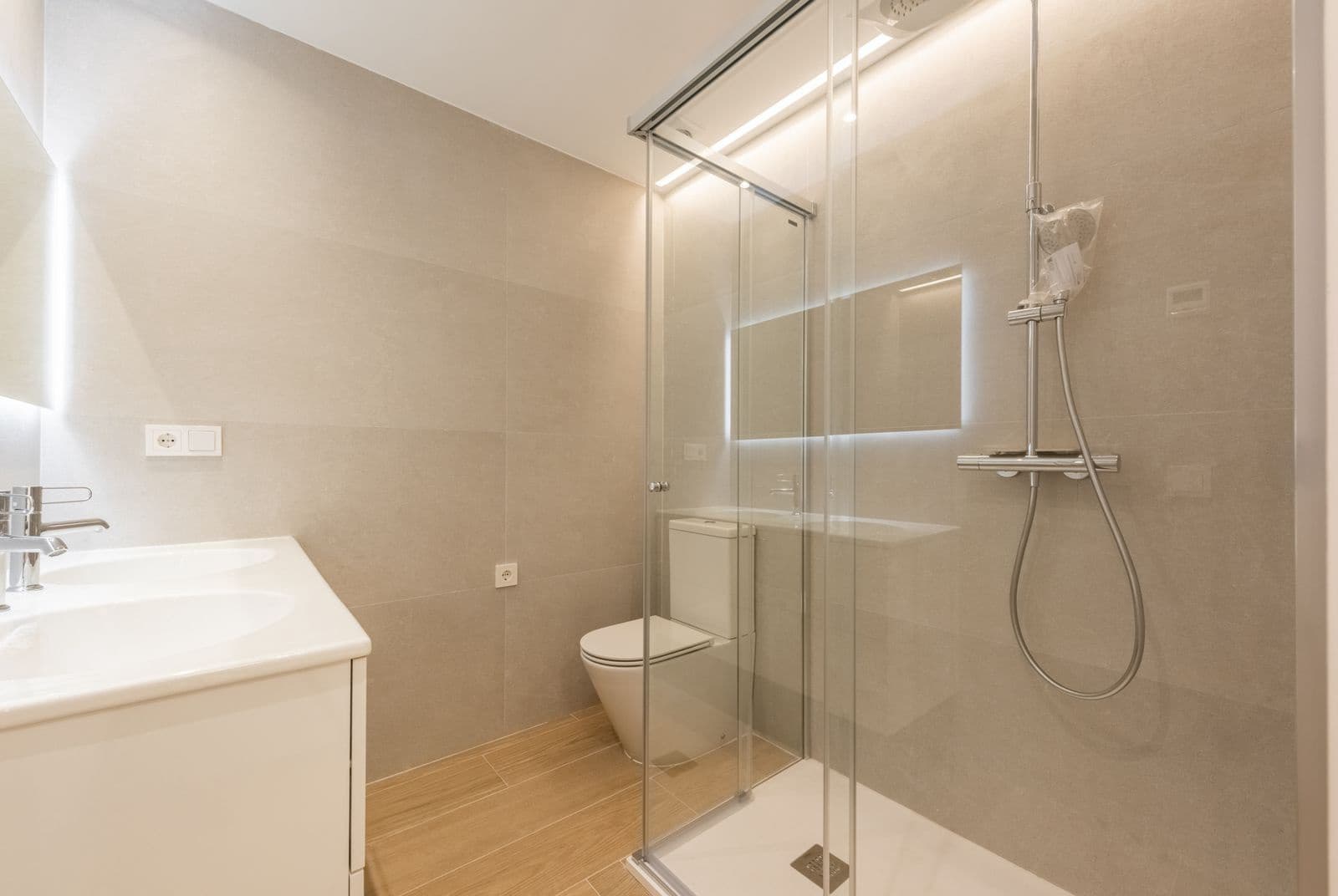 2 soverom Leilighet til salgs i Golden Mile med svømmebasseng garasje - € 680 000 (Ref: 8796680)