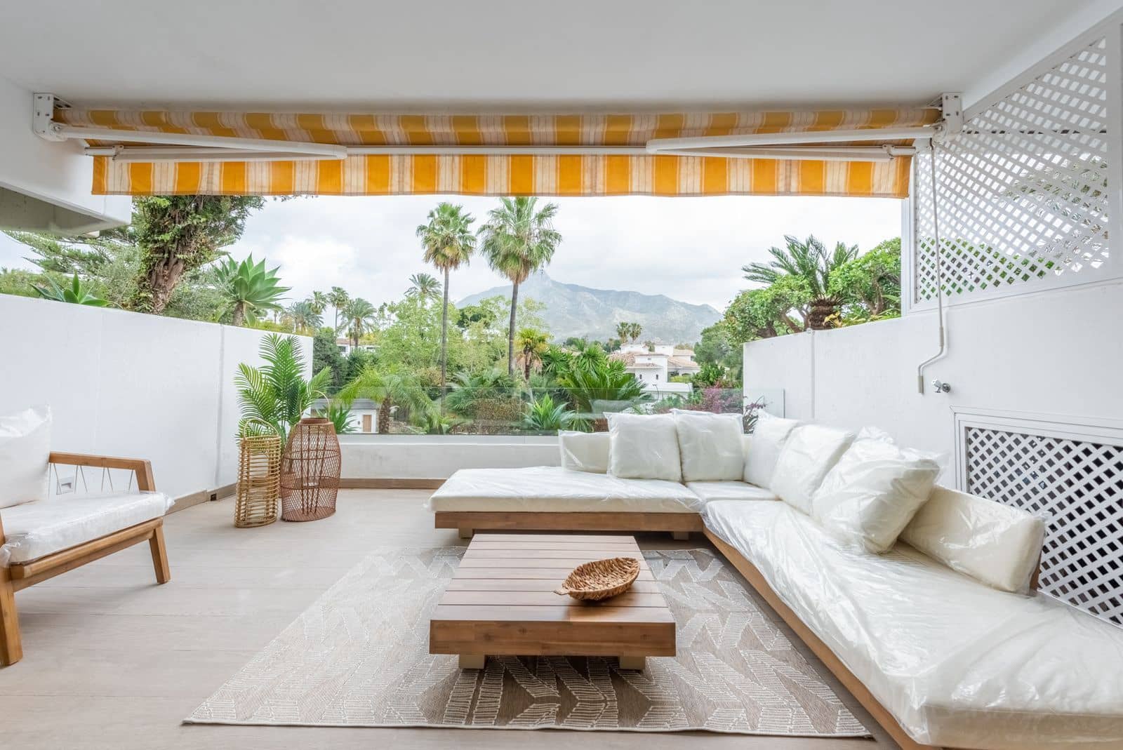 2 soverom Leilighet til salgs i Golden Mile med svømmebasseng garasje - € 680 000 (Ref: 8796680)