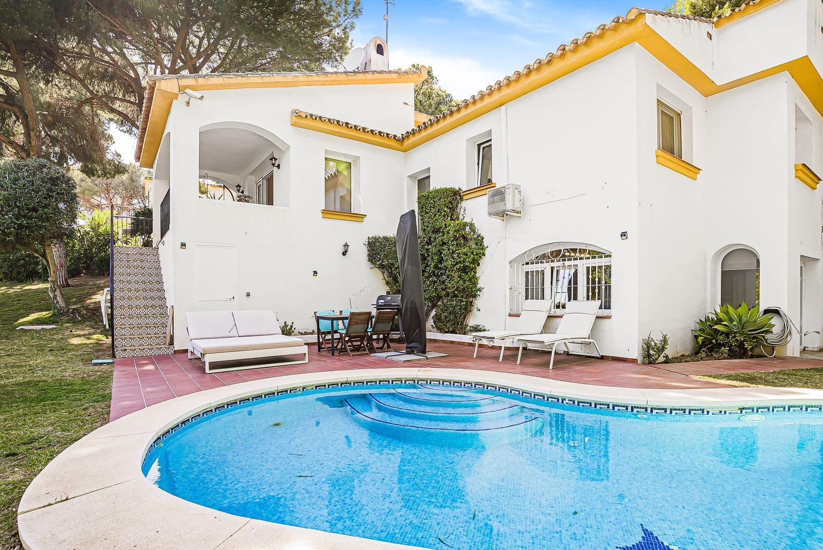 3 soveværelse Villa til salg i Calahonda med swimmingpool garage - € 1.000.000 (Ref: 8810944)