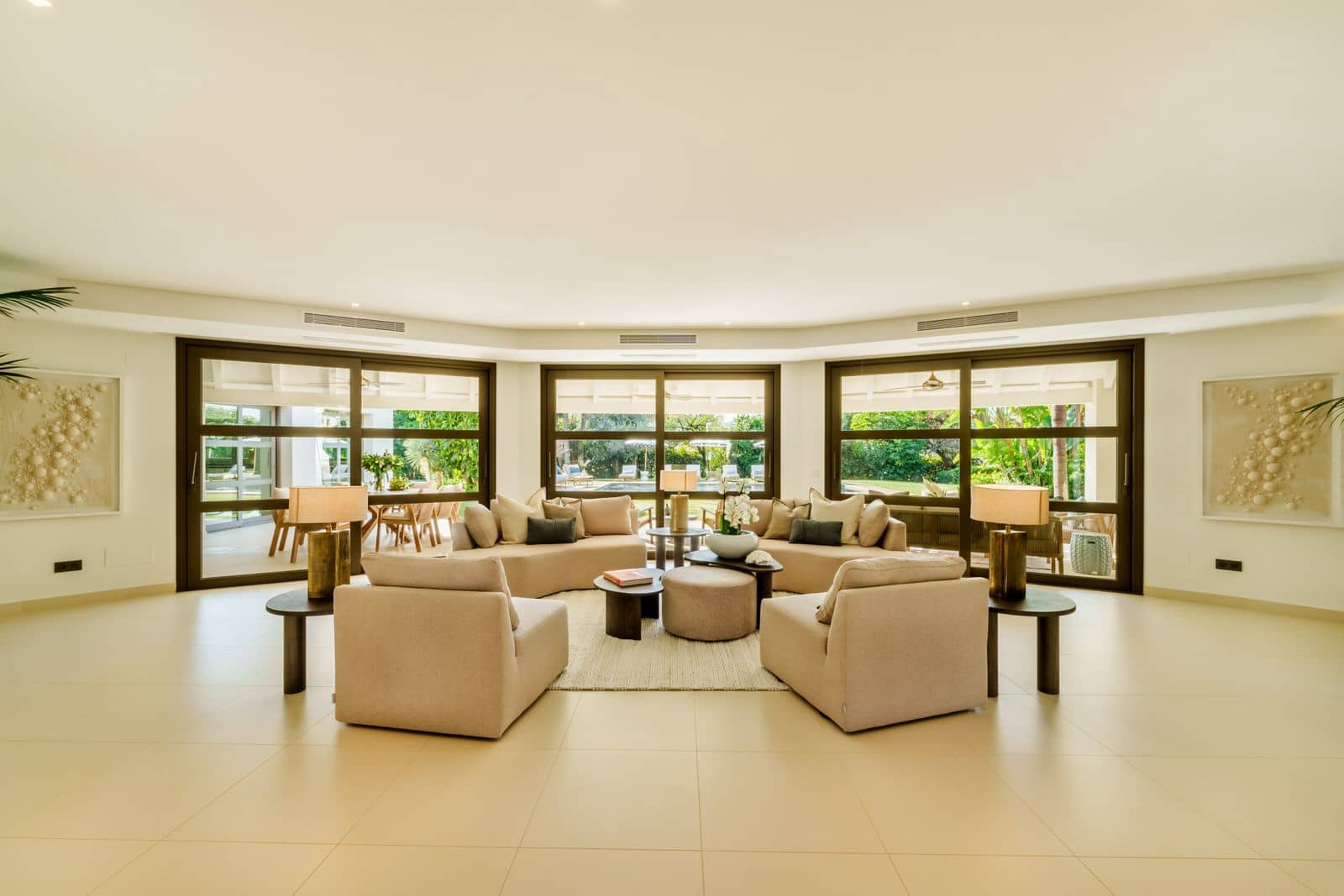 5 slaapkamer Villa te koop in Nueva Andalucia met zwembad garage - € 7.500.000 (Ref: 8841946)