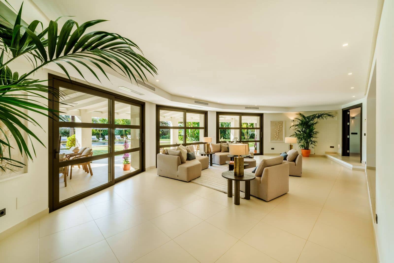 5 slaapkamer Villa te koop in Nueva Andalucia met zwembad garage - € 7.500.000 (Ref: 8841946)