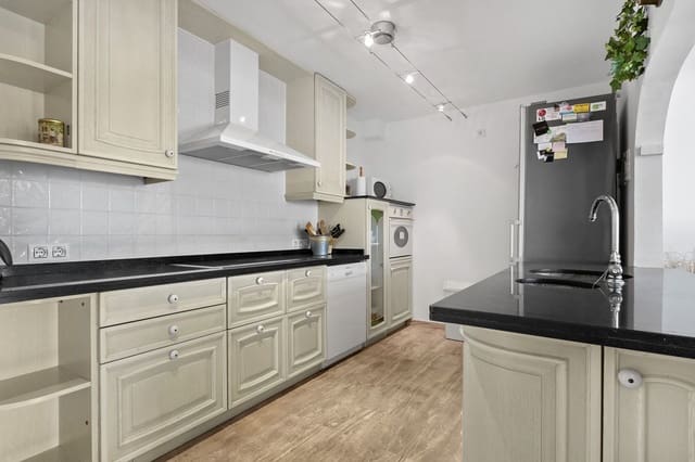 2 slaapkamer Appartement te koop in Marbella met zwembad garage - € 495.000 (Ref: 8866428)