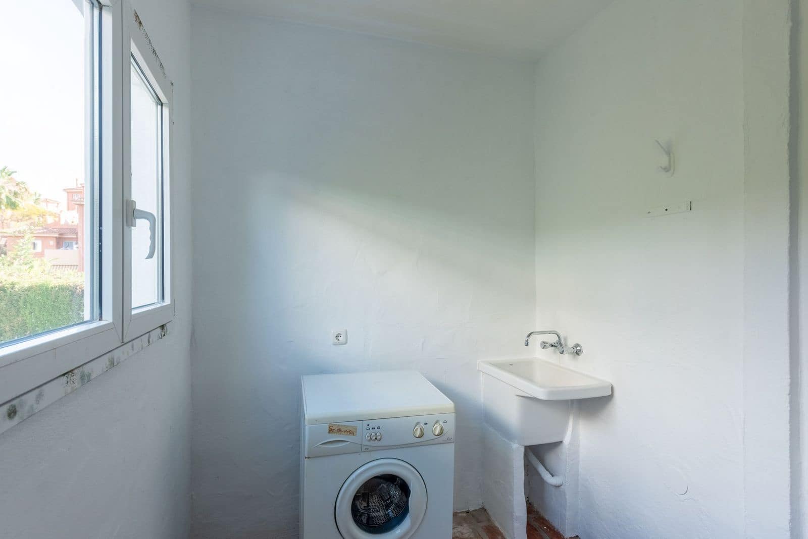 4 bedroom Villa for sale in La Reserva with pool garage - € 1,290,000 (Ref: 8866439)