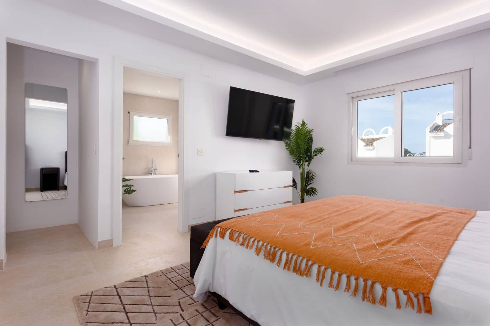 4 bedroom Villa for sale in La Reserva with pool garage - € 1,290,000 (Ref: 8866439)