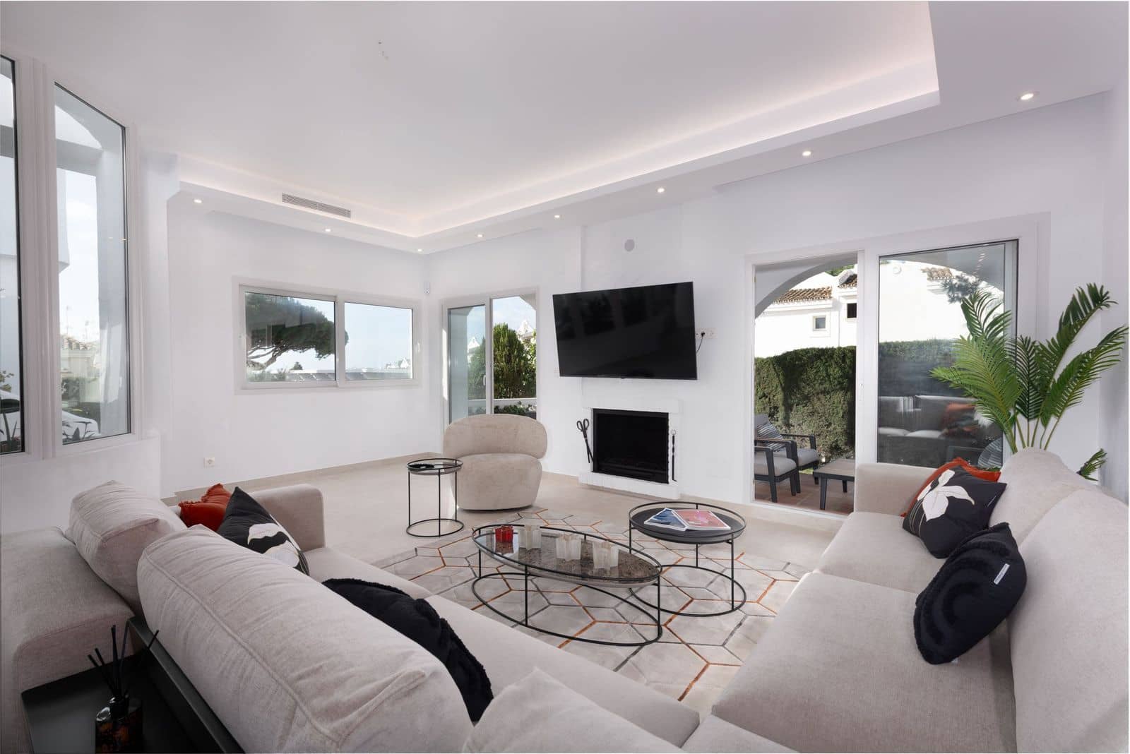 4 bedroom Villa for sale in La Reserva with pool garage - € 1,290,000 (Ref: 8866439)