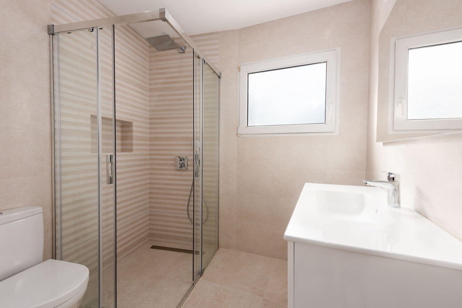 4 bedroom Villa for sale in La Reserva with pool garage - € 1,290,000 (Ref: 8866439)