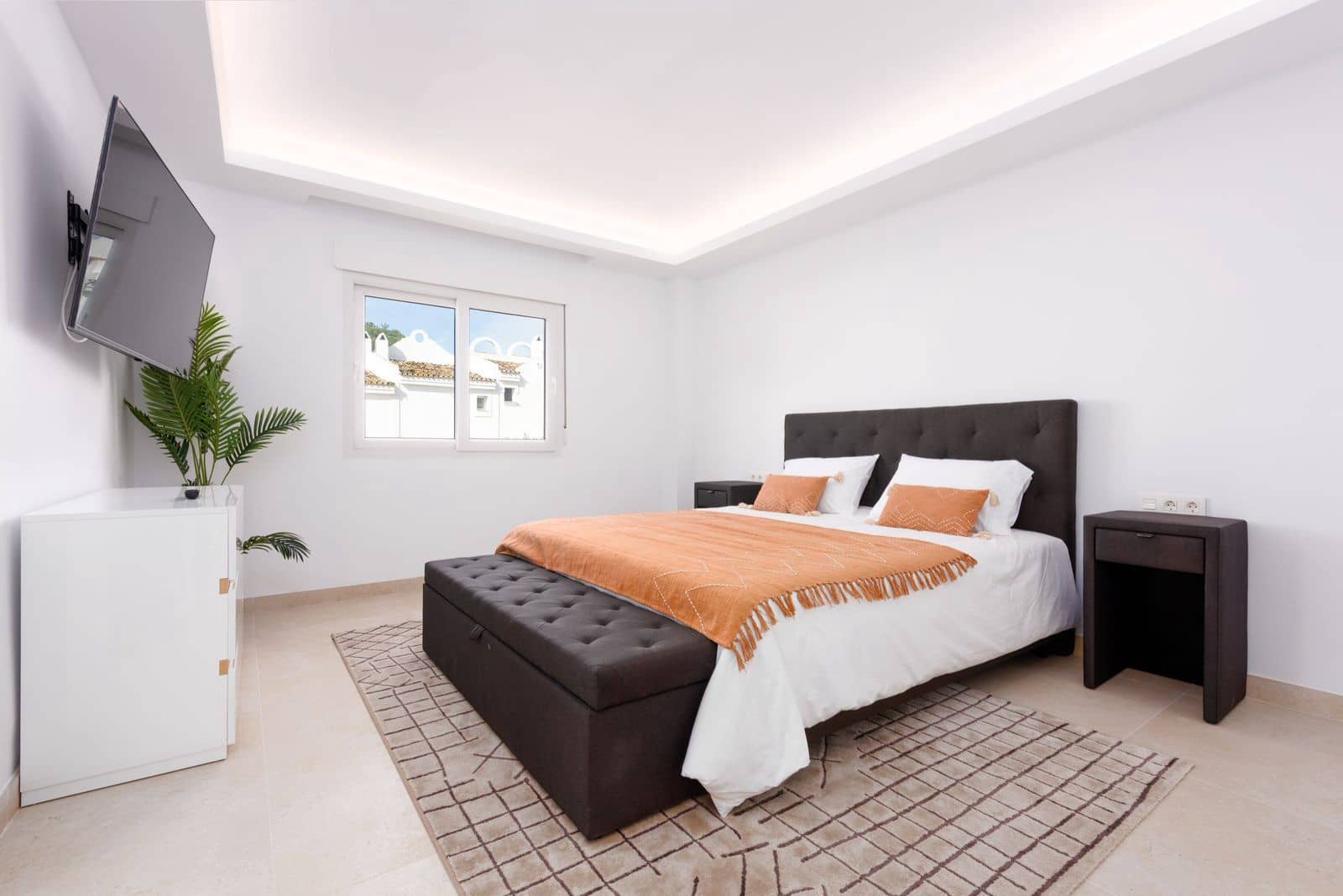 4 bedroom Villa for sale in La Reserva with pool garage - € 1,290,000 (Ref: 8866439)