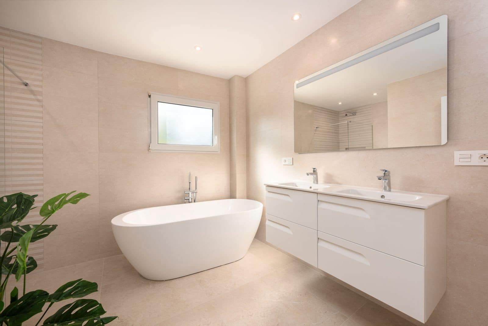 4 bedroom Villa for sale in La Reserva with pool garage - € 1,290,000 (Ref: 8866439)