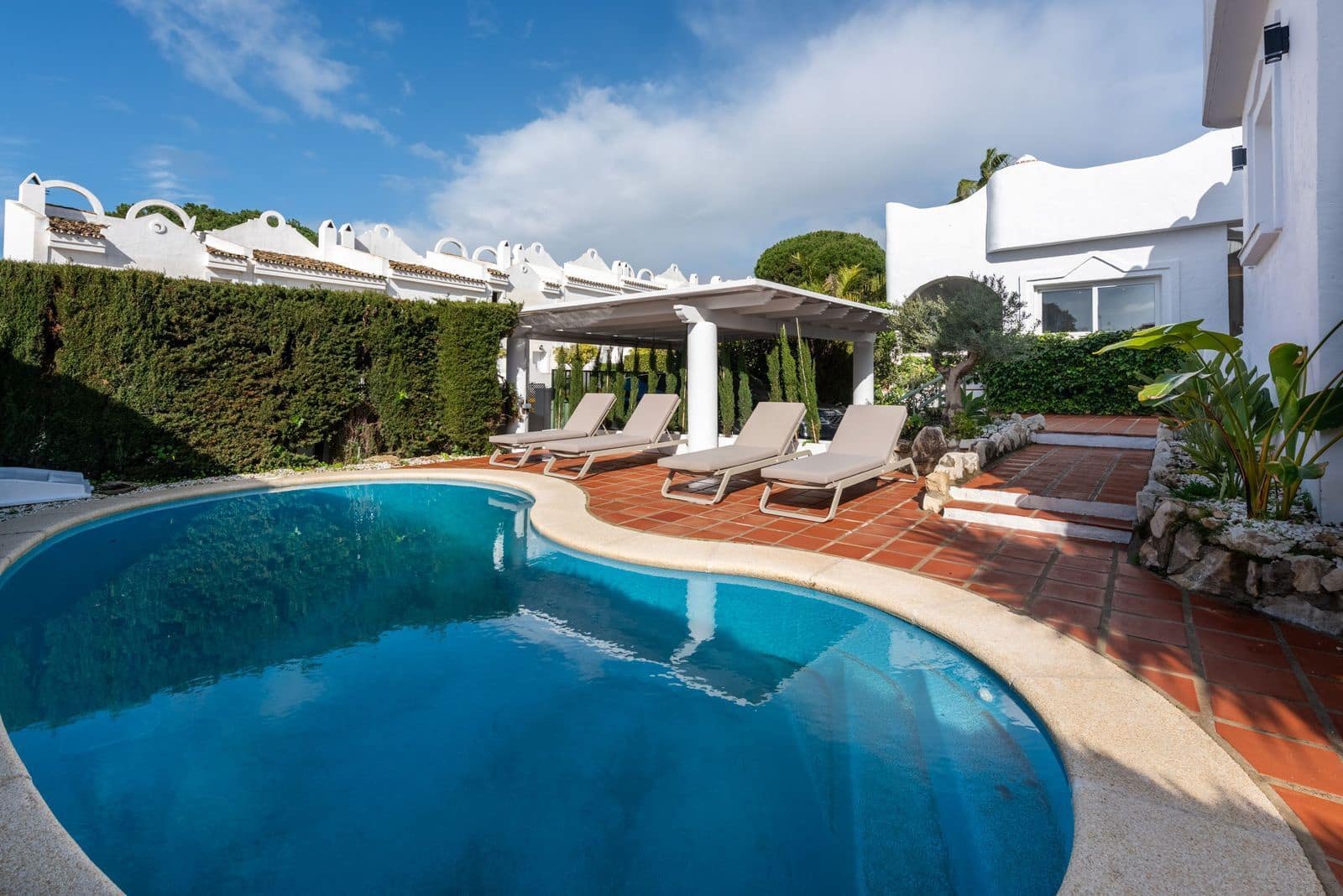 4 bedroom Villa for sale in La Reserva with pool garage - € 1,290,000 (Ref: 8866439)