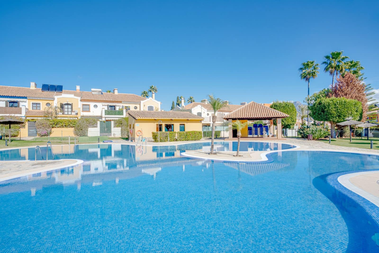 4 soveværelse Byhus til salg i Guadalmina med swimmingpool garage - € 780.000 (Ref: 8873406)