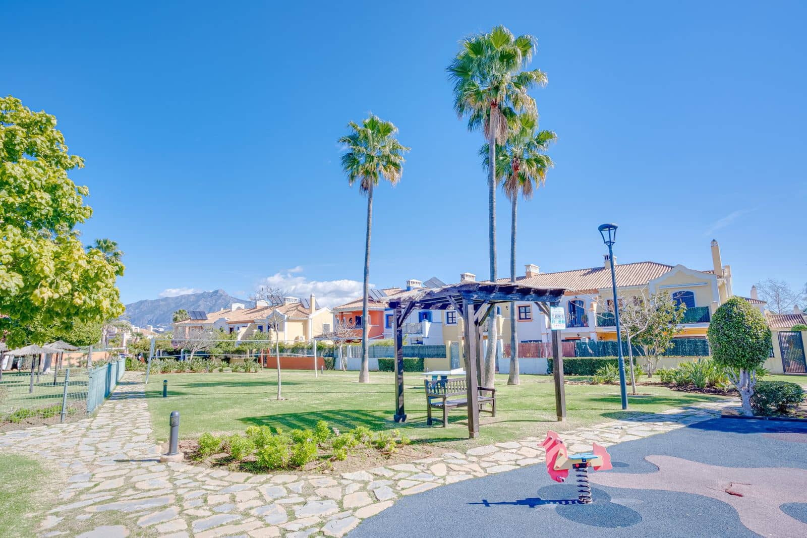 4 soveværelse Byhus til salg i Guadalmina med swimmingpool garage - € 780.000 (Ref: 8873406)