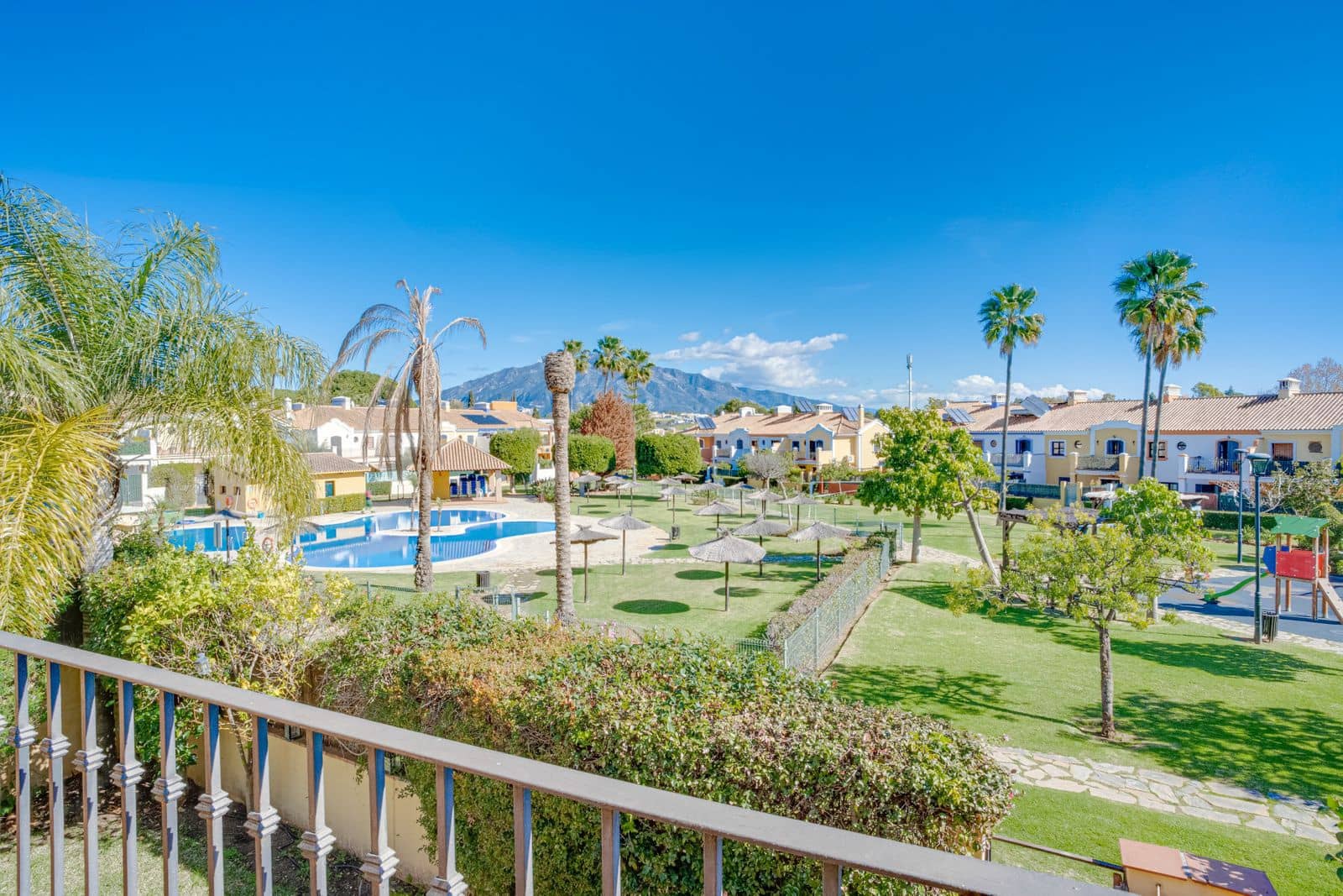 4 soveværelse Byhus til salg i Guadalmina med swimmingpool garage - € 780.000 (Ref: 8873406)