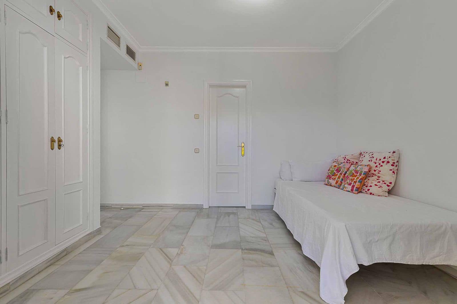 4 soveværelse Byhus til salg i Estepona med swimmingpool garage - € 590.000 (Ref: 8873430)