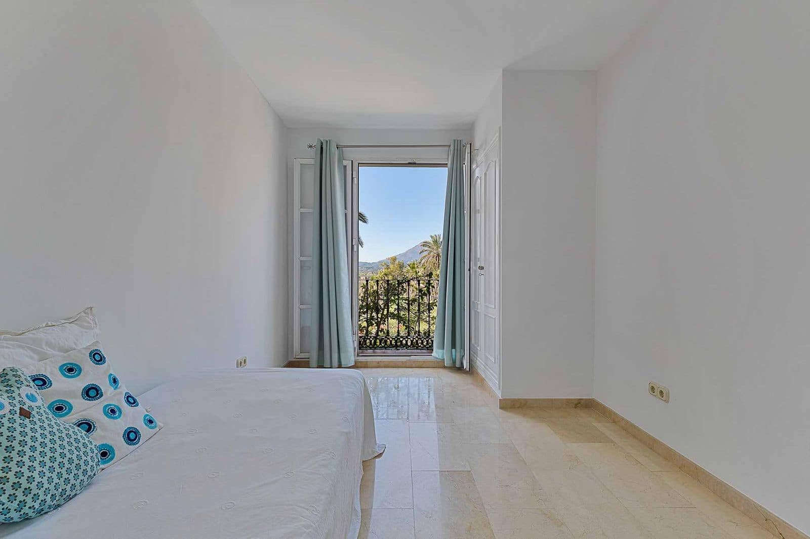 4 soveværelse Byhus til salg i Estepona med swimmingpool garage - € 590.000 (Ref: 8873430)