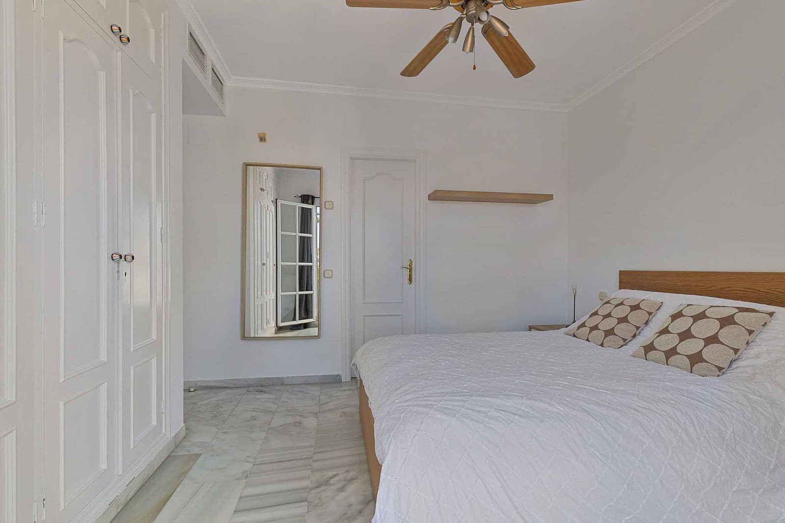 4 soveværelse Byhus til salg i Estepona med swimmingpool garage - € 590.000 (Ref: 8873430)