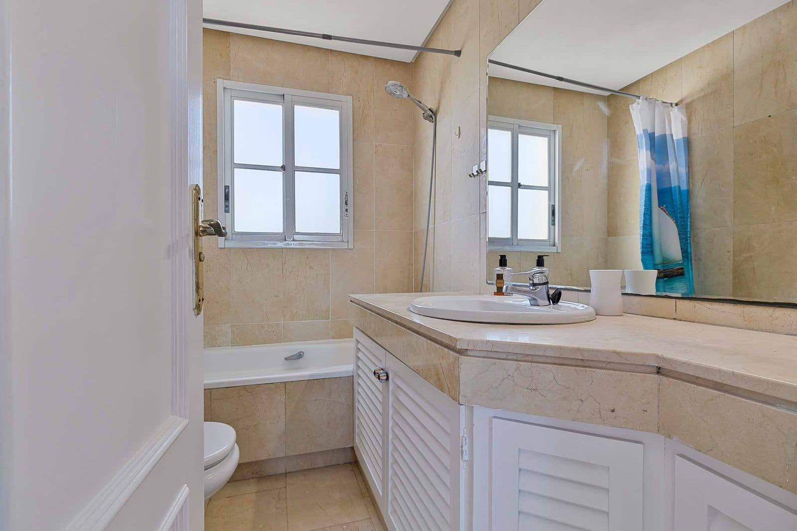 4 soveværelse Byhus til salg i Estepona med swimmingpool garage - € 590.000 (Ref: 8873430)