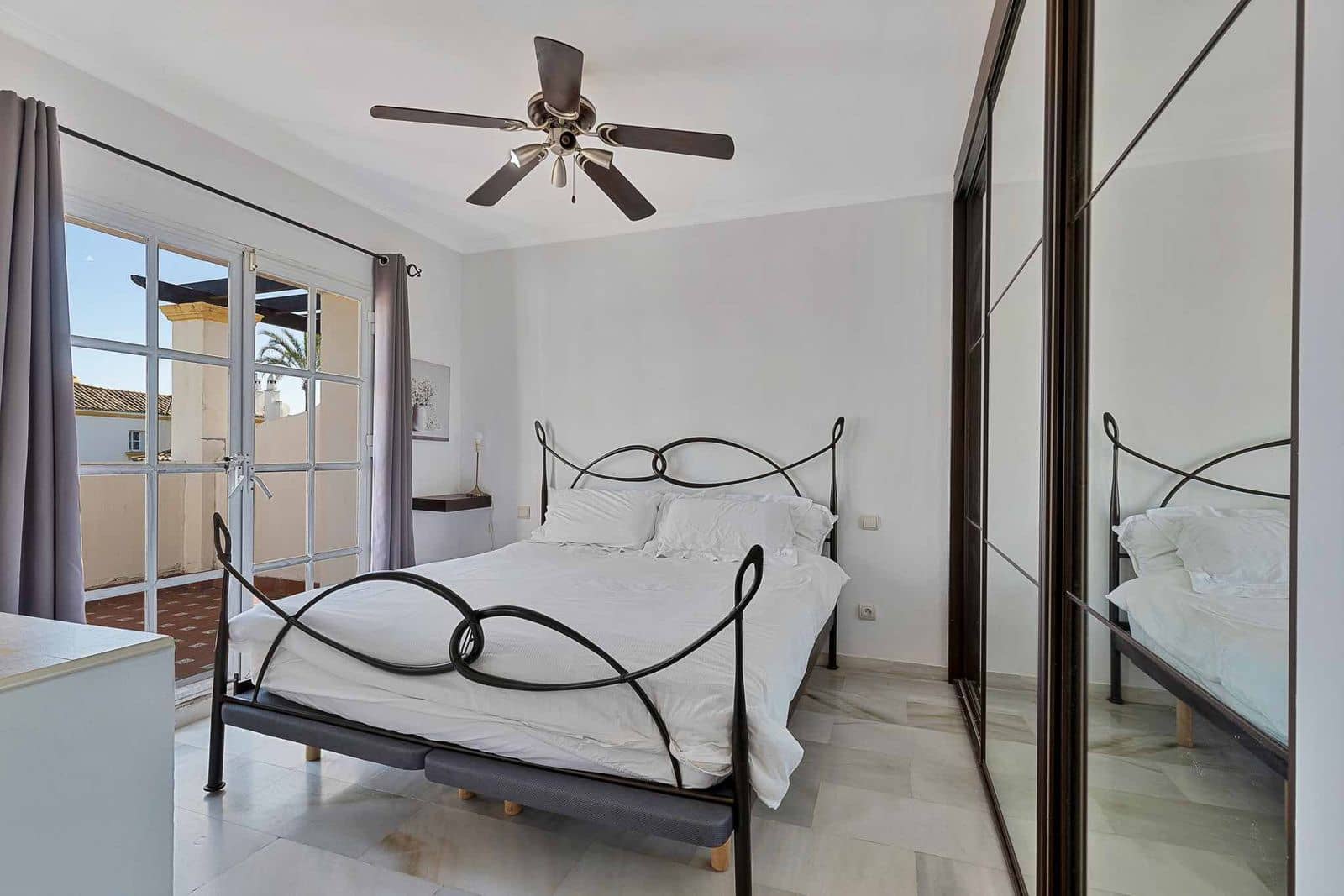 4 soveværelse Byhus til salg i Estepona med swimmingpool garage - € 590.000 (Ref: 8873430)