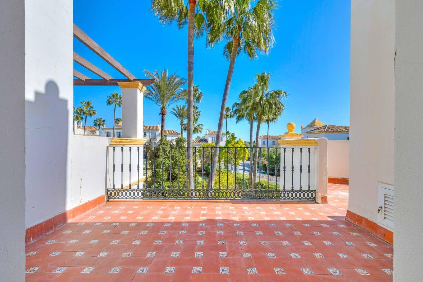 4 soveværelse Byhus til salg i Estepona med swimmingpool garage - € 590.000 (Ref: 8873430)
