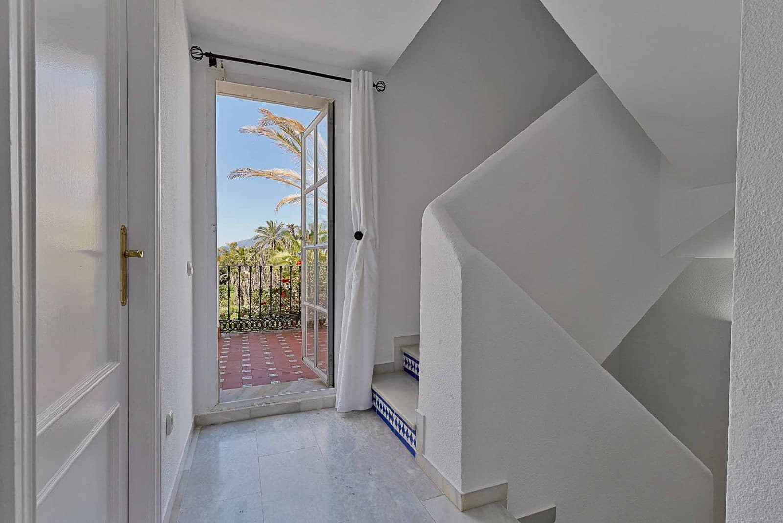 4 soveværelse Byhus til salg i Estepona med swimmingpool garage - € 590.000 (Ref: 8873430)