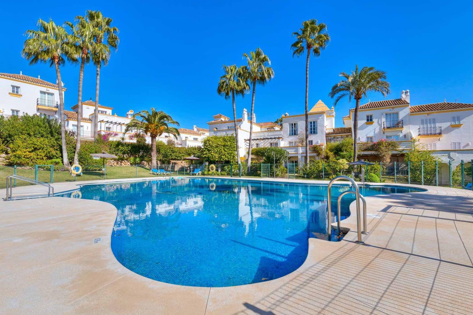 4 soveværelse Byhus til salg i Estepona med swimmingpool garage - € 590.000 (Ref: 8873430)
