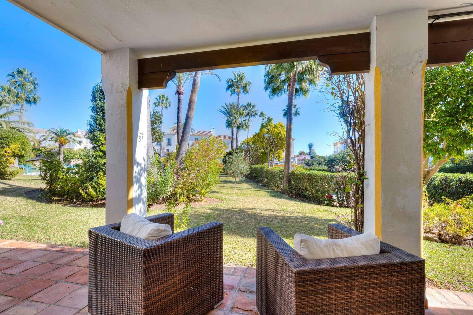 4 soveværelse Byhus til salg i Estepona med swimmingpool garage - € 590.000 (Ref: 8873430)