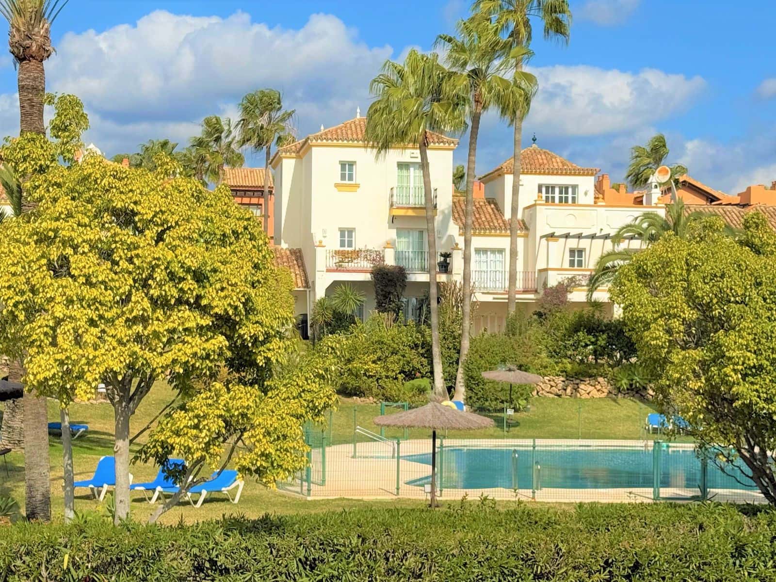 3 soverom Hus til salgs i Estepona med svømmebasseng garasje - € 525 000 (Ref: 8875134)