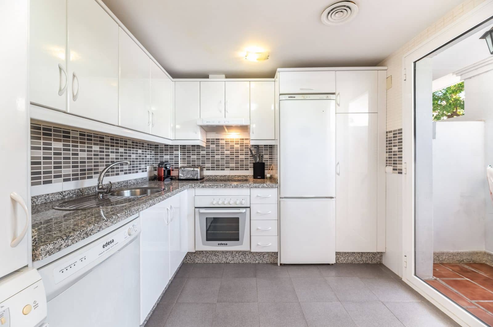 3 soveværelse Byhus til salg i Nueva Andalucia med swimmingpool garage - € 535.000 (Ref: 8882329)