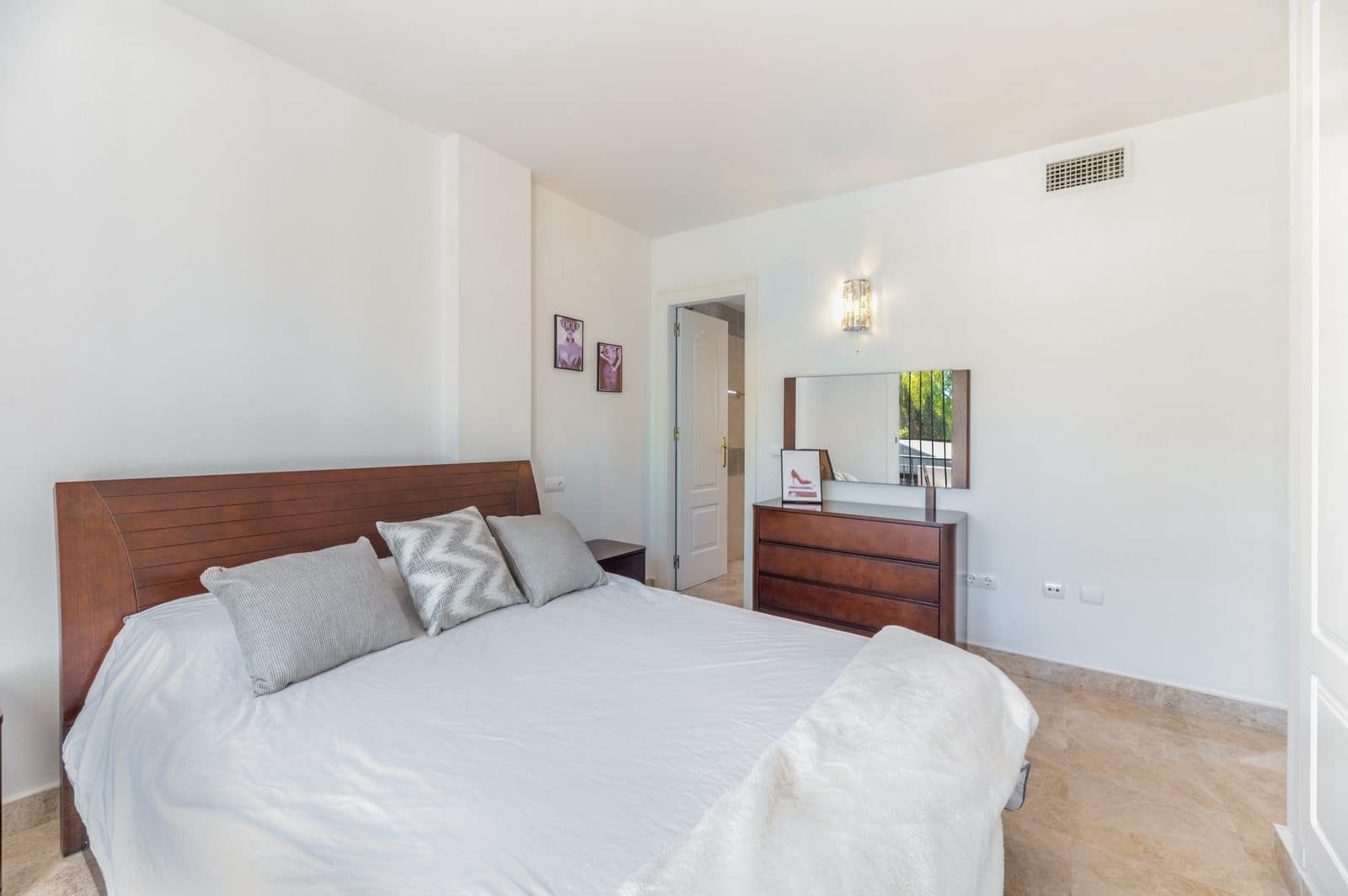 3 soveværelse Byhus til salg i Nueva Andalucia med swimmingpool garage - € 535.000 (Ref: 8882329)