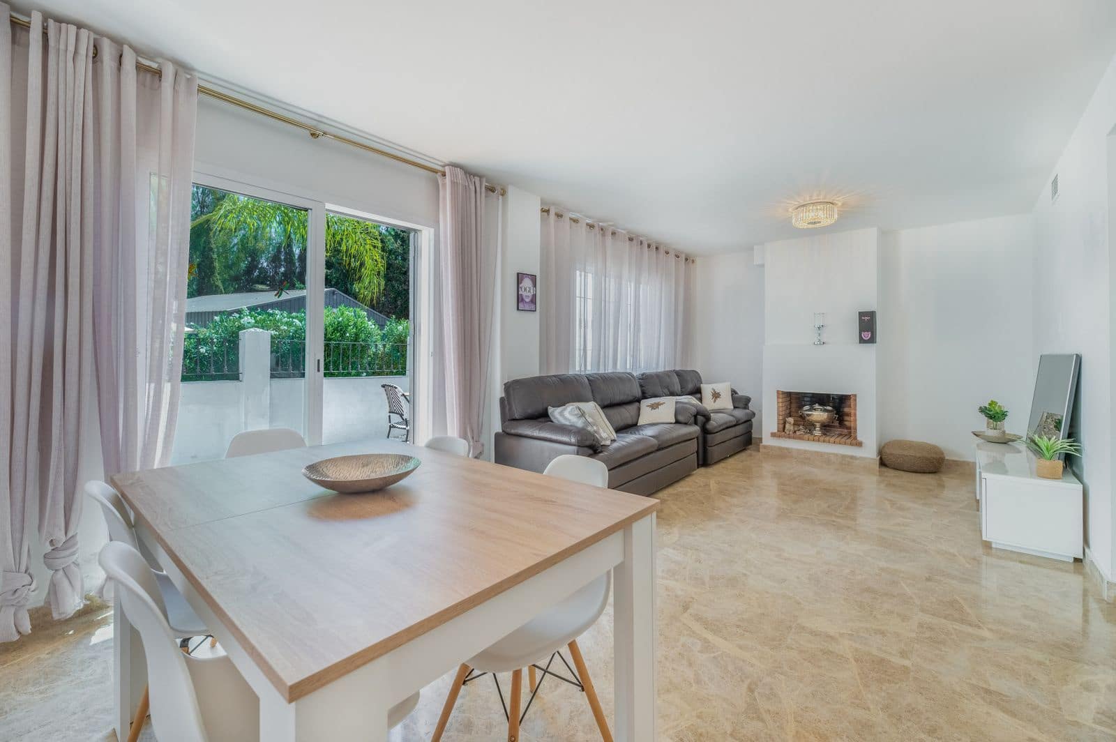 3 soveværelse Byhus til salg i Nueva Andalucia med swimmingpool garage - € 535.000 (Ref: 8882329)