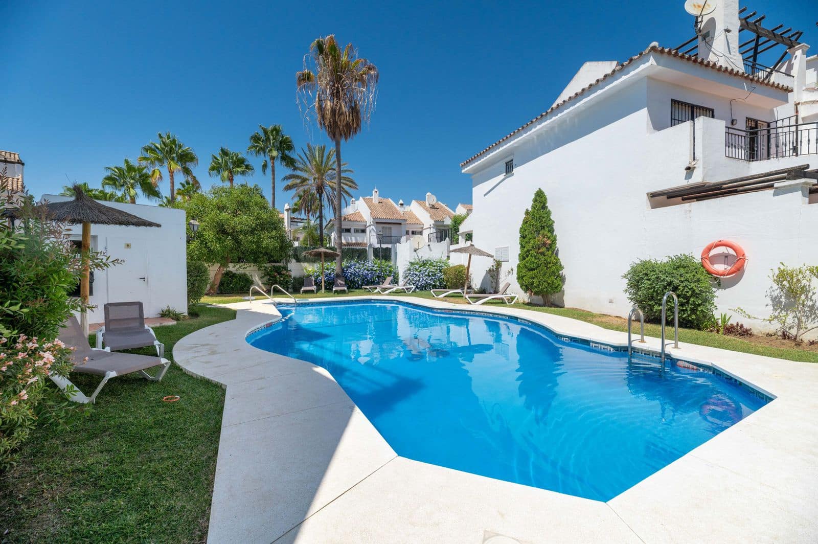3 soveværelse Byhus til salg i Nueva Andalucia med swimmingpool garage - € 535.000 (Ref: 8882329)