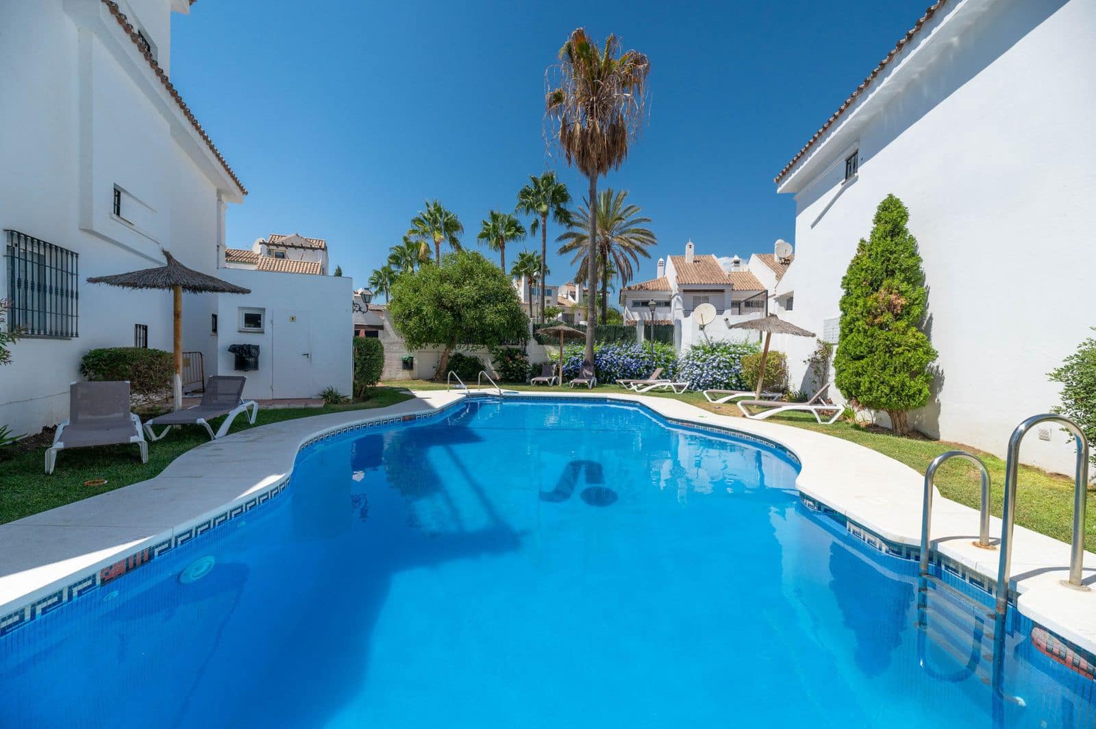 3 soveværelse Byhus til salg i Nueva Andalucia med swimmingpool garage - € 535.000 (Ref: 8882329)