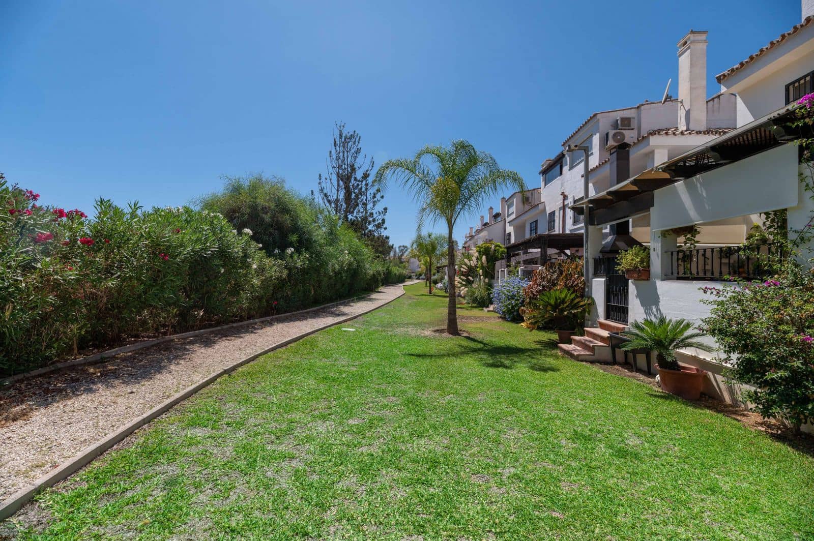 3 soveværelse Byhus til salg i Nueva Andalucia med swimmingpool garage - € 535.000 (Ref: 8882329)