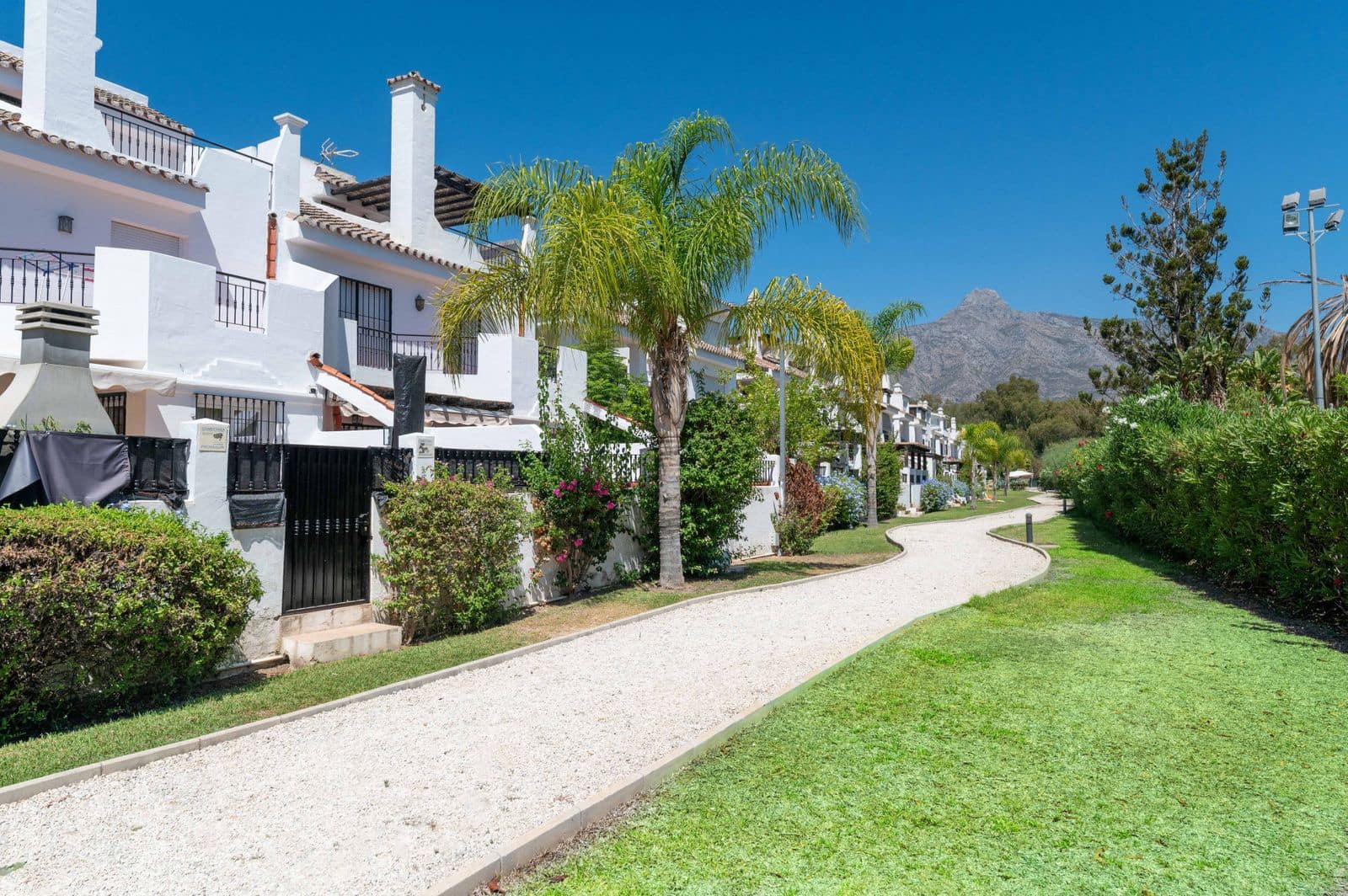 3 soveværelse Byhus til salg i Nueva Andalucia med swimmingpool garage - € 535.000 (Ref: 8882329)