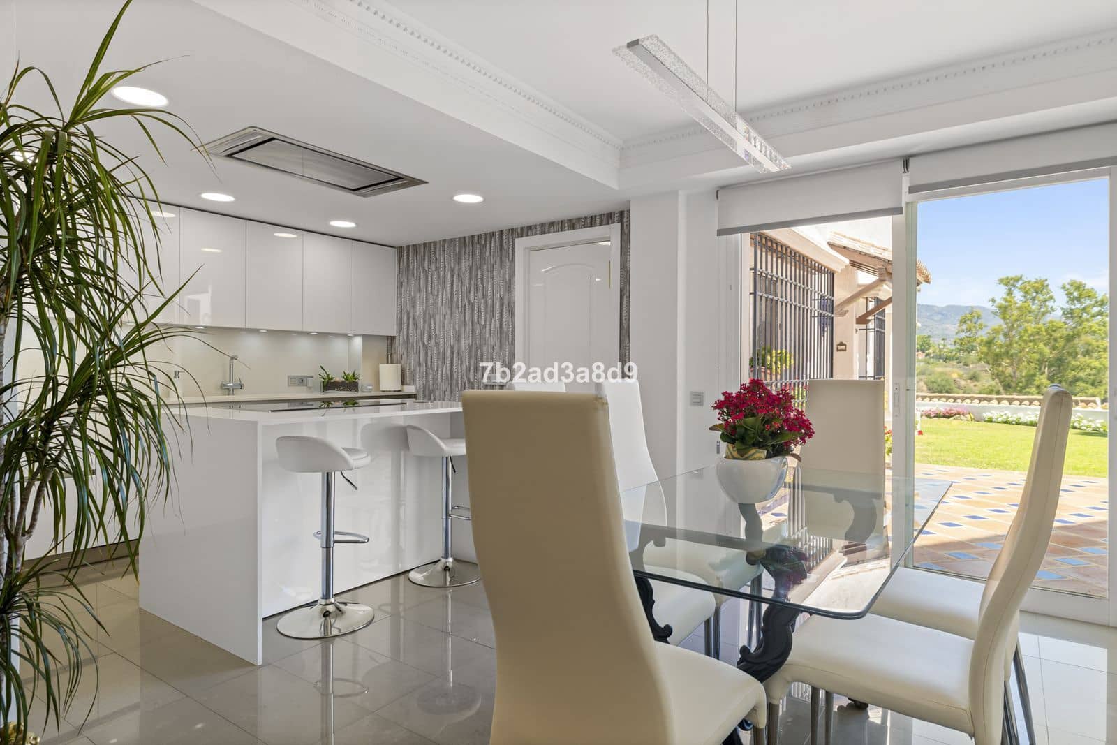 4 soveværelse Byhus til salg i Nueva Andalucia med swimmingpool garage - € 1.290.000 (Ref: 8885411)