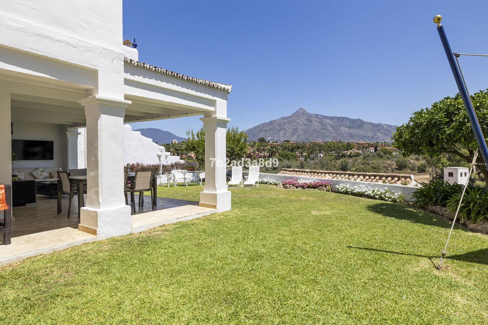 4 soveværelse Byhus til salg i Nueva Andalucia med swimmingpool garage - € 1.290.000 (Ref: 8885411)