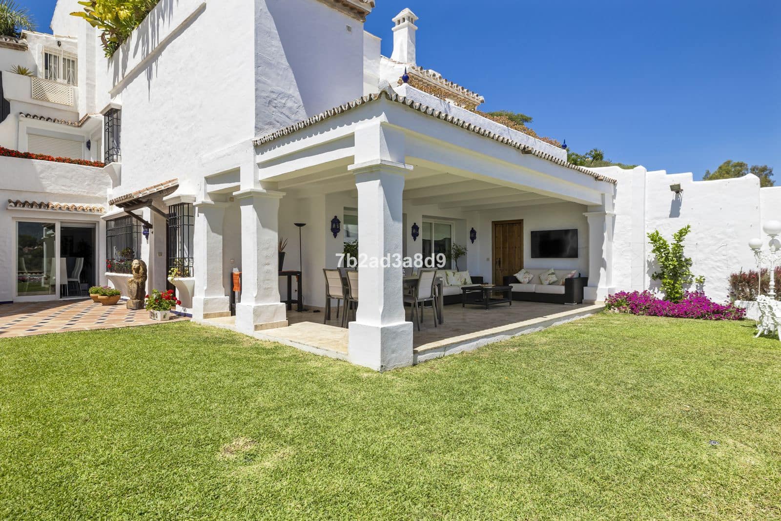 4 soveværelse Byhus til salg i Nueva Andalucia med swimmingpool garage - € 1.290.000 (Ref: 8885411)