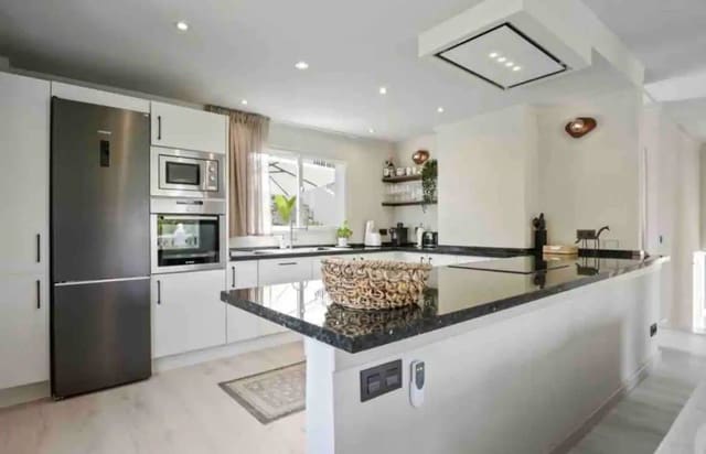 3 soveværelse Villa til salg i El Rosario, Marbella med swimmingpool garage - € 10.750.000 (Ref: 8887113)