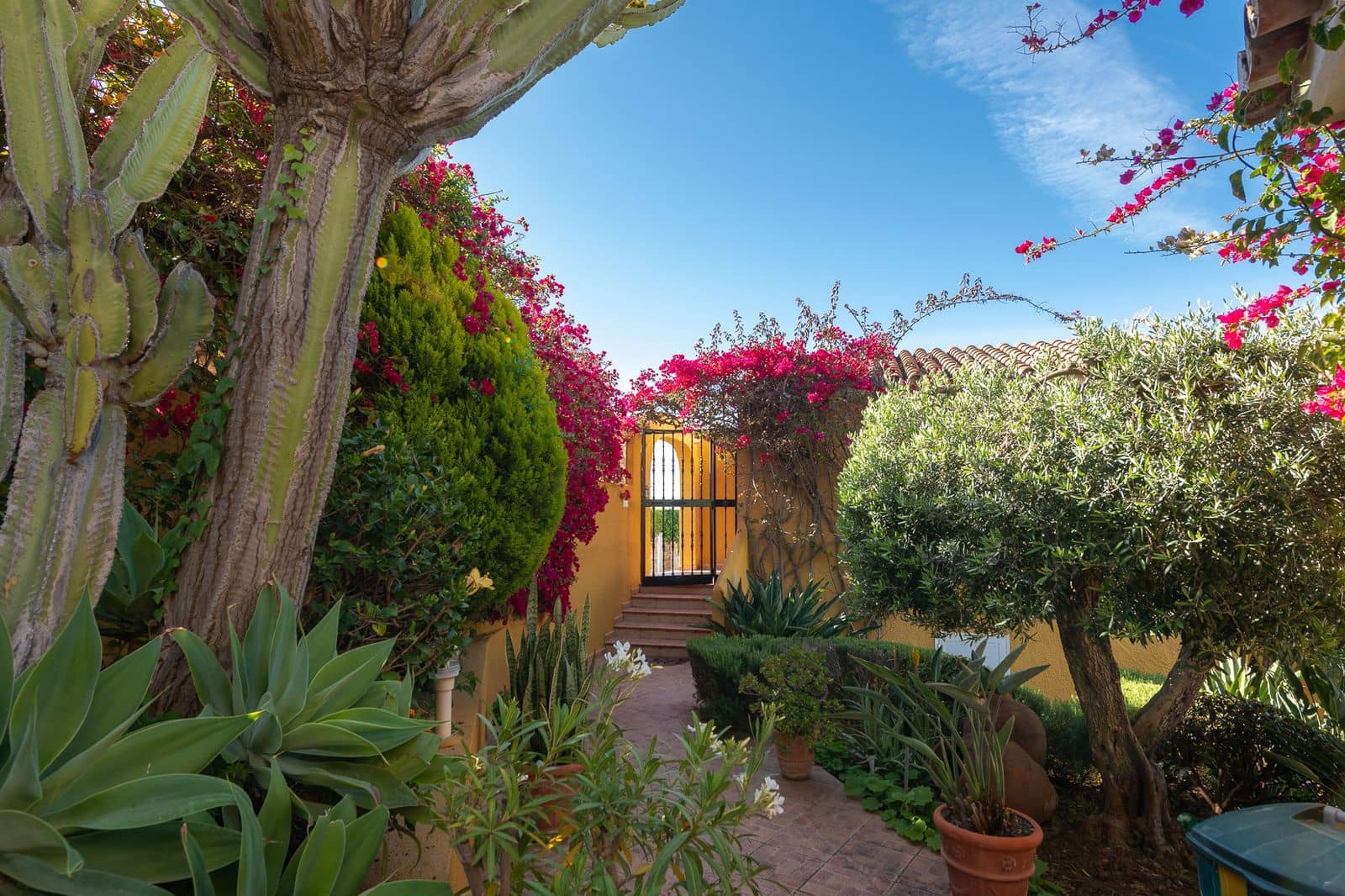 4 soveværelse Villa til salg i Riviera del Sol med swimmingpool garage - € 945.499 (Ref: 8895807)