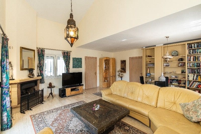 3 soveværelse Villa til salg i Marbesa med swimmingpool garage - € 1.695.000 (Ref: 8909710)