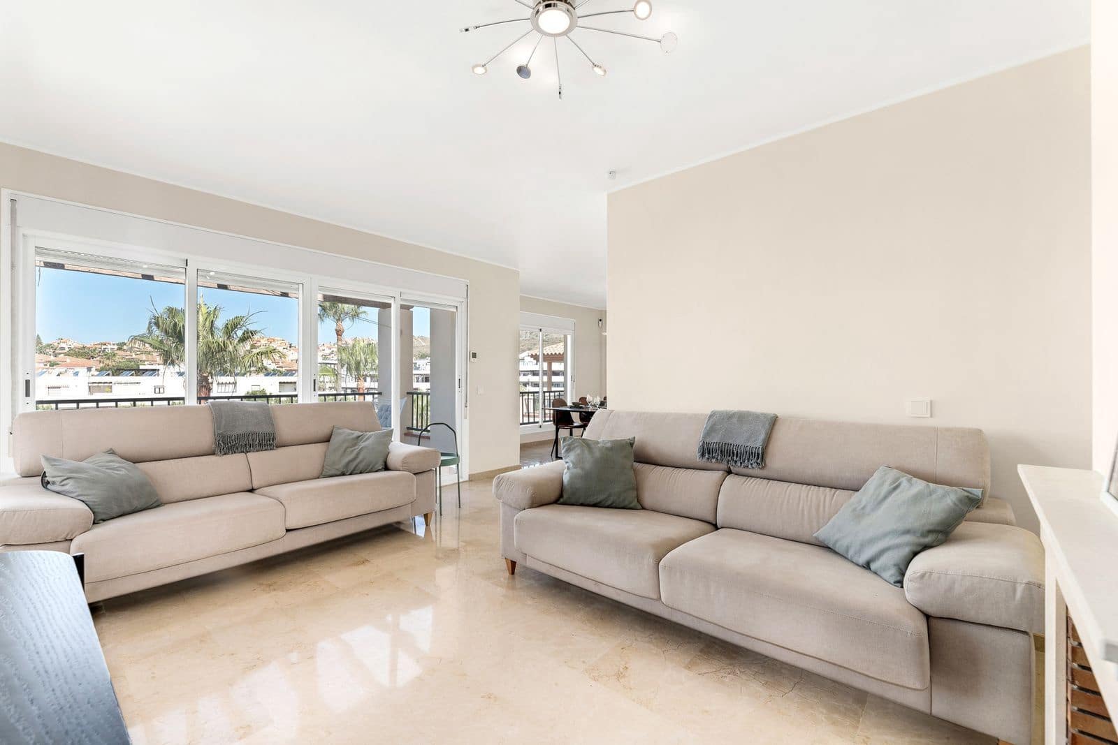 4 soveværelse Villa til salg i Riviera del Sol med swimmingpool garage - € 699.999 (Ref: 8909909)