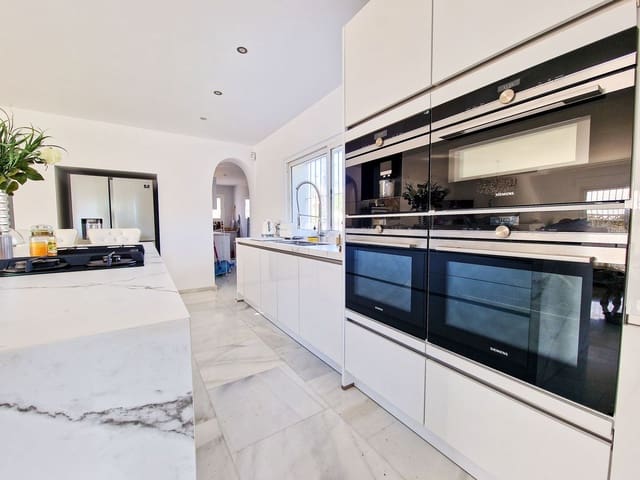 6 bedroom Villa for sale in El Paraíso, Benahavís with pool garage - € 1,495,000 (Ref: 8942074)