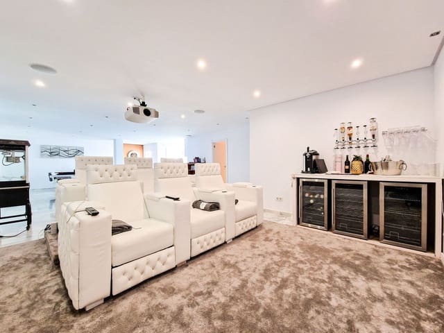 6 bedroom Villa for sale in El Paraíso, Benahavís with pool garage - € 1,495,000 (Ref: 8942074)