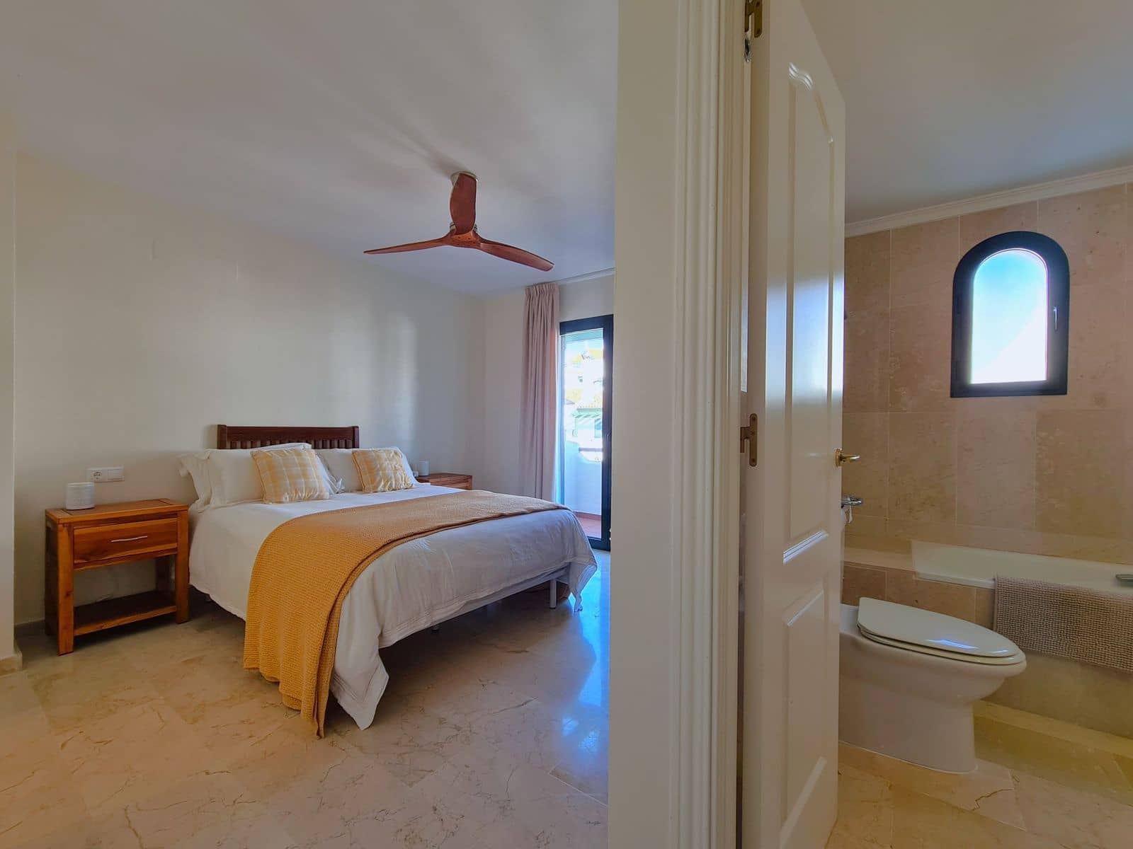 33 soveværelse Semi-Rækkehus til salg i La Duquesa / Puerto de la Duquesa med swimmingpool garage - € 549.000 (Ref: 8952282)