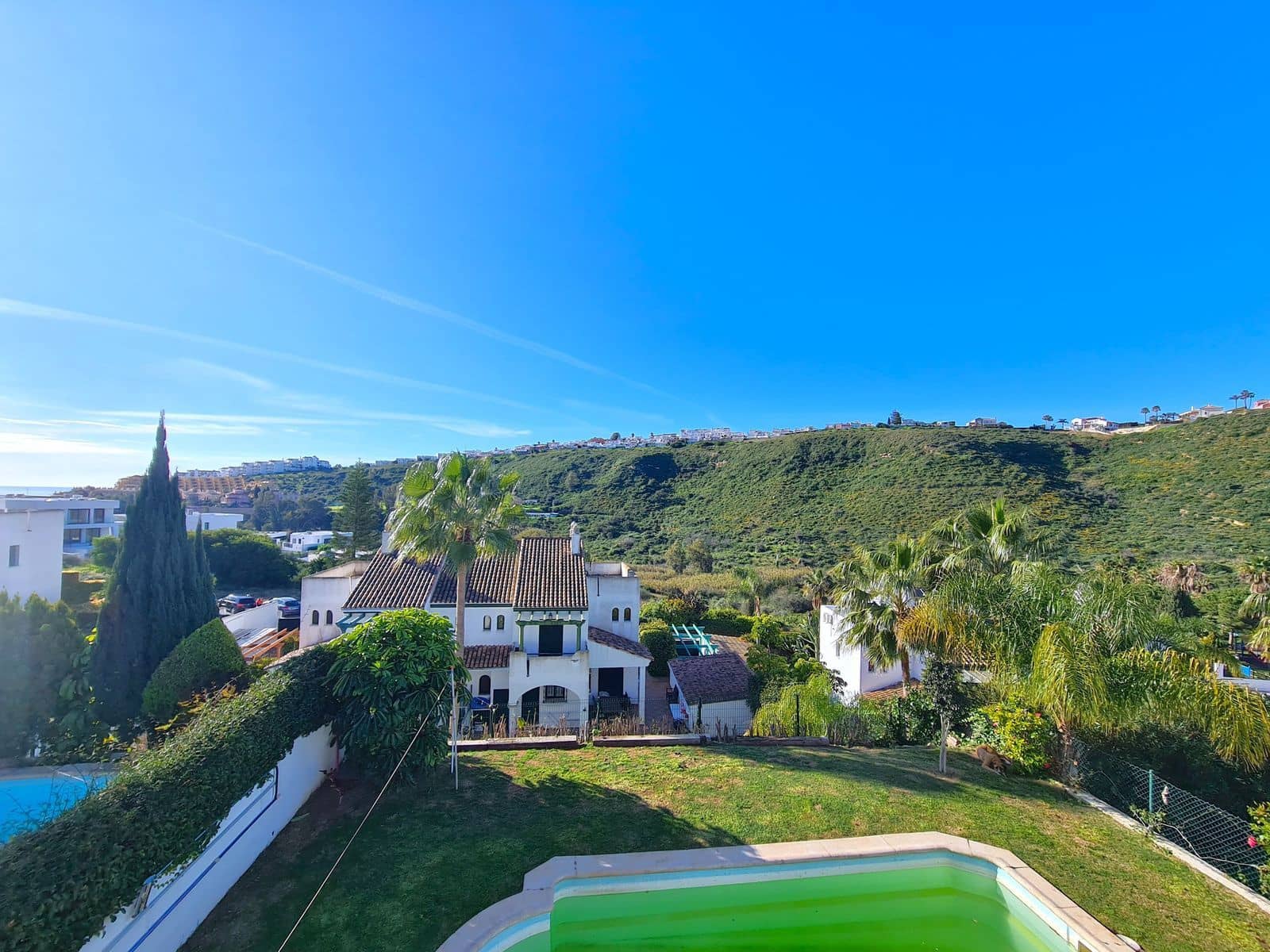 33 soveværelse Semi-Rækkehus til salg i La Duquesa / Puerto de la Duquesa med swimmingpool garage - € 549.000 (Ref: 8952282)