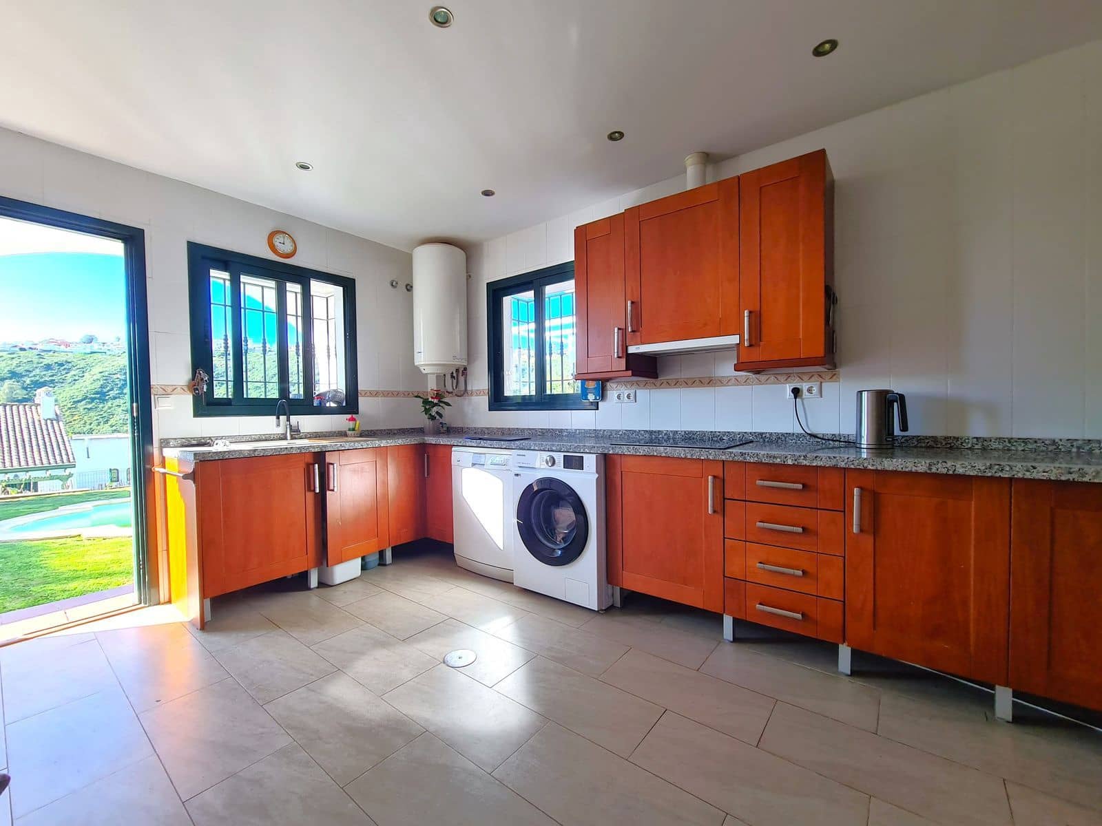 33 soveværelse Semi-Rækkehus til salg i La Duquesa / Puerto de la Duquesa med swimmingpool garage - € 549.000 (Ref: 8952282)