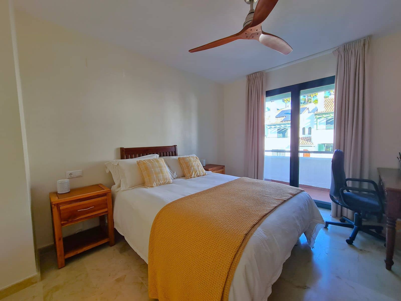 33 soveværelse Semi-Rækkehus til salg i La Duquesa / Puerto de la Duquesa med swimmingpool garage - € 549.000 (Ref: 8952282)