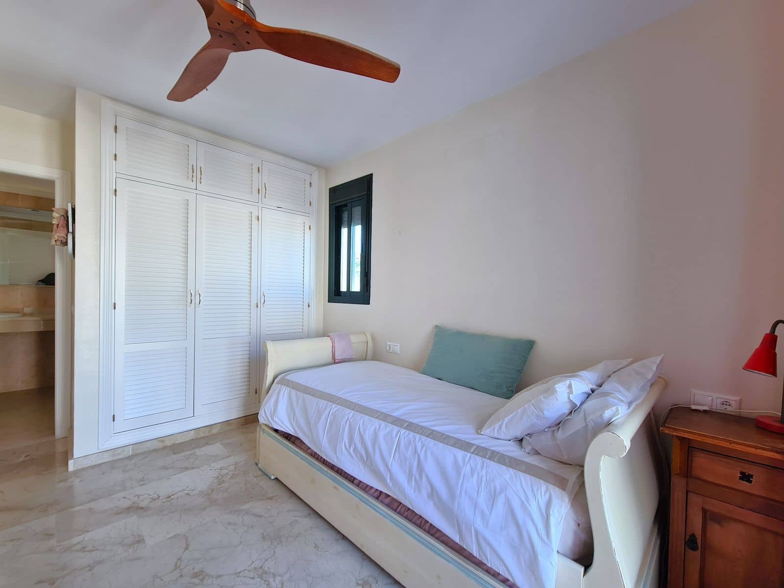 33 soveværelse Semi-Rækkehus til salg i La Duquesa / Puerto de la Duquesa med swimmingpool garage - € 549.000 (Ref: 8952282)