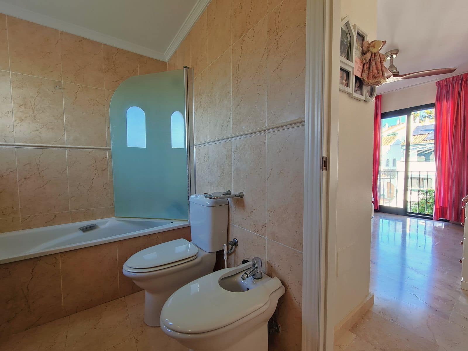 33 soveværelse Semi-Rækkehus til salg i La Duquesa / Puerto de la Duquesa med swimmingpool garage - € 549.000 (Ref: 8952282)